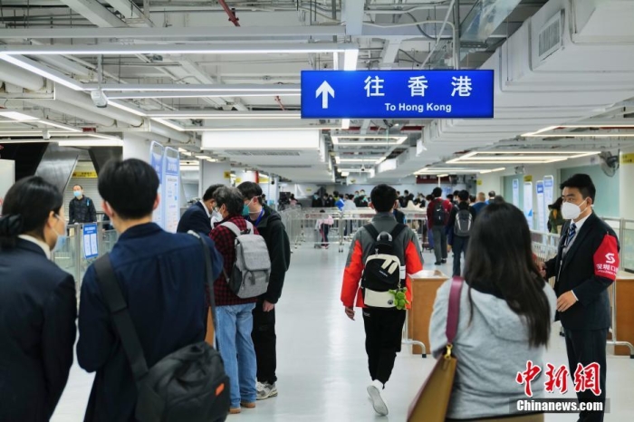 資料圖：圖為前往香港的旅客有序出境。圖/ <a target='_blank' href='/'>中新社</a>記者 陳文
