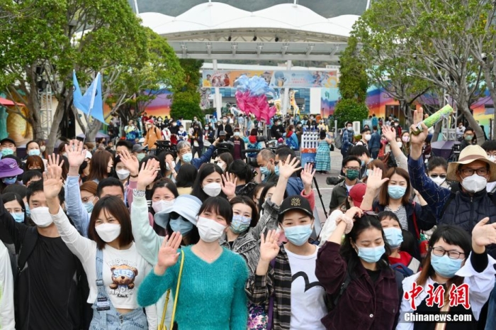 資料圖：圖為內(nèi)地旅行團(tuán)高興揮手前來香港海洋公園游玩。李志華 攝