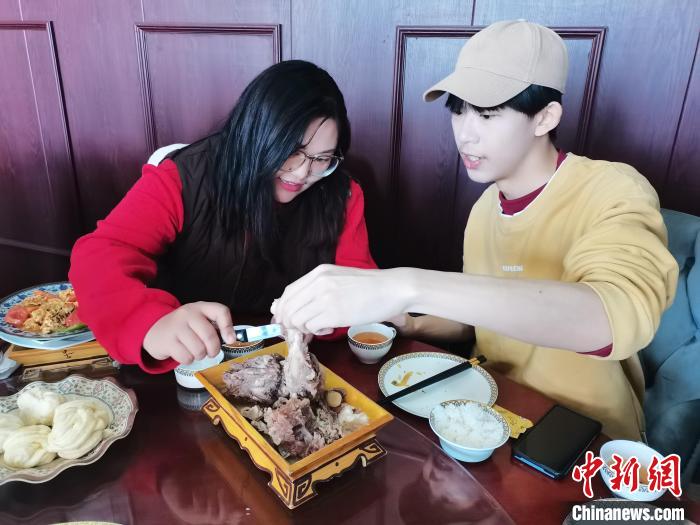 圖為內(nèi)蒙古大學(xué)學(xué)生朱拉(左一)在為臺胞青年丘秉儒(右一)科普飲食文化?！「笛碰?攝