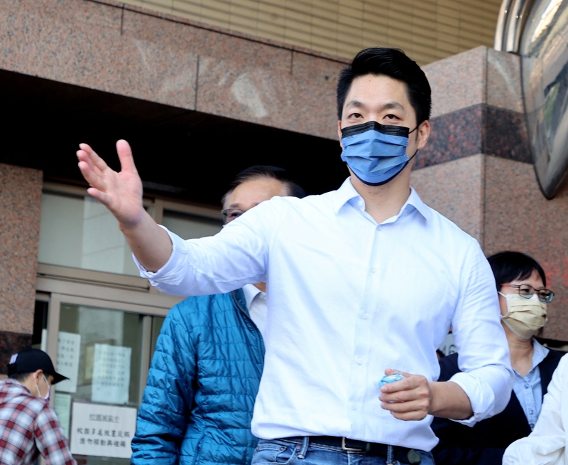 臺北市長蔣萬安13日一早赴松山小學陪學童開學。（圖源：臺灣《聯(lián)合報》）