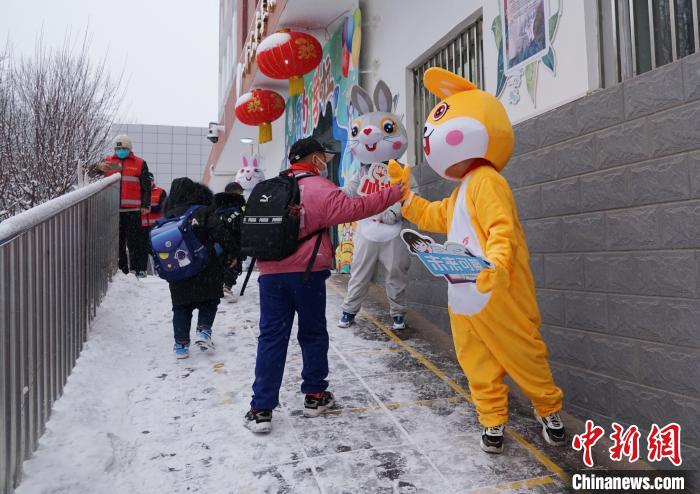圖為昆侖路小學(xué)學(xué)生與“歡迎兔”互動?！●R銘言 攝