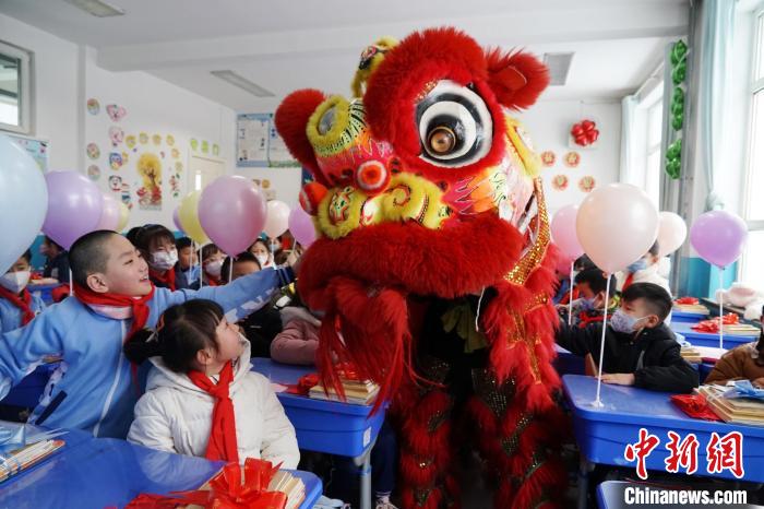 圖為學(xué)生們與“南獅”互動?！●R銘言 攝
