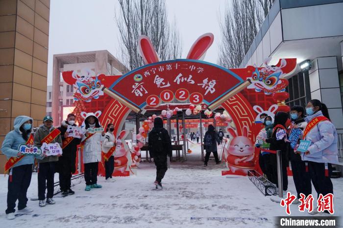 圖為中學(xué)生開學(xué)入校?！●R銘言 攝