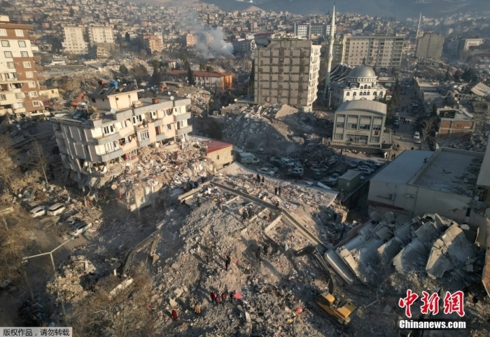 當(dāng)?shù)貢r(shí)間2月9日，土耳其卡赫拉曼馬拉什，航拍圖片顯示地震導(dǎo)致當(dāng)?shù)卮笈课菔軗p，很多建筑物已化作廢墟。