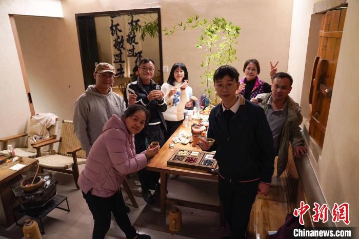 活動(dòng)中，兩岸青年歡聚一堂，圍爐煮茶?！↓埼膮^(qū)臺(tái)聯(lián)供圖。
