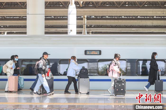 圖為江西南昌西站，旅客從站臺上走過?！⒘?攝