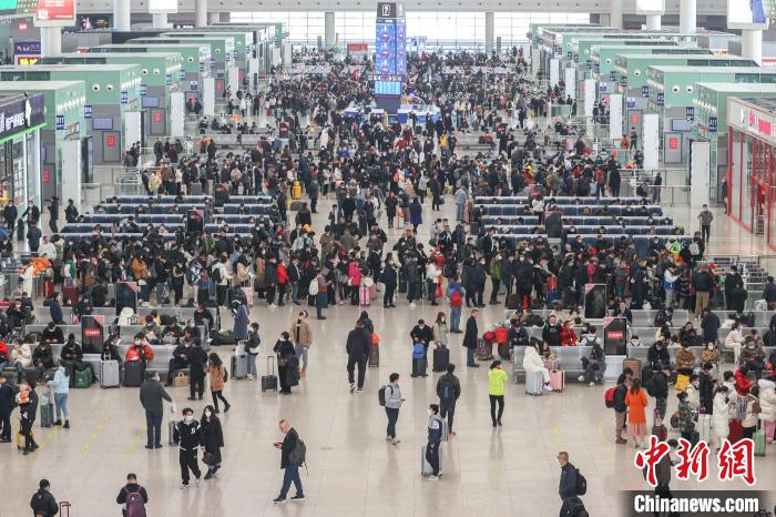 圖為江西南昌西站，不少旅客在候車大廳內(nèi)候車?！⒘?攝