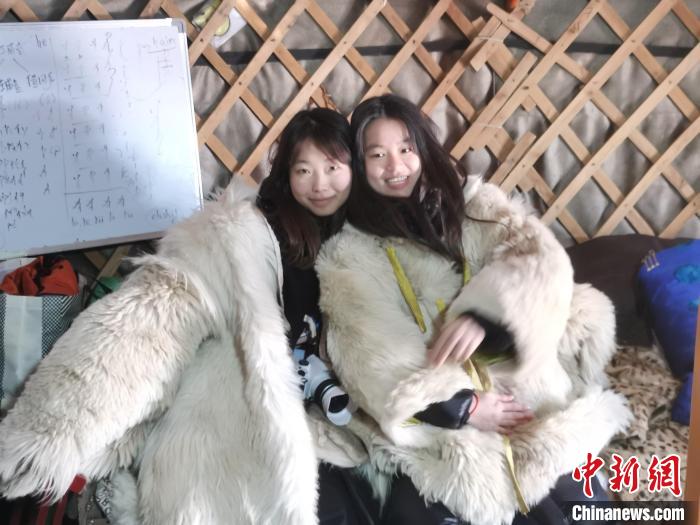 圖為臺灣青年在蒙古包內(nèi)穿蒙古族皮襖?！±類燮?攝