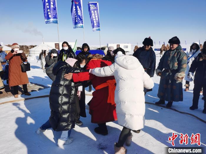 圖為臺灣青年體驗摔跤。　李愛平 攝