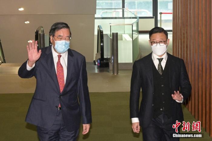 2月15日，香港特區(qū)政府律政司副司長張國鈞帶領(lǐng)特區(qū)政府官員出席立法會(huì)“前廳交流會(huì)”。圖為立法會(huì)主席梁君彥(左)和張國鈞(右)出席交流會(huì)。 <a target='_blank' href='/'>中新社</a>記者 陳永諾 攝 　