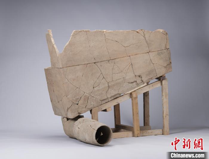 圖為三號建筑F2晚期陶便器與彎管組合情況?！“⒎繉m與上林苑考古隊供圖