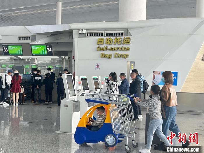 今年春運(yùn)，白云機(jī)場(chǎng)航站樓內(nèi)客流回升 白云機(jī)場(chǎng) 供圖