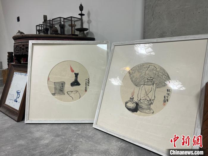 葛濤也以古燈為靈感，創(chuàng)作出了一幅幅以古燈為主題的畫作?！Μ|瑋 攝