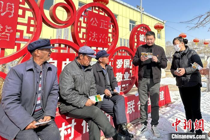 圖為宣講隊(duì)員給村民宣講中央一號(hào)文件。　湟中區(qū)田家寨正人民政府供圖