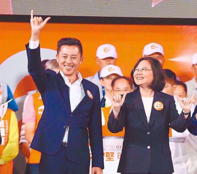 林智堅(jiān)(左)論文抄襲案爆發(fā)，蔡英文(右)下令全黨挺一人，造成2022“九合一”綠營選情崩盤。（圖源：臺(tái)灣“中時(shí)新聞網(wǎng)”）