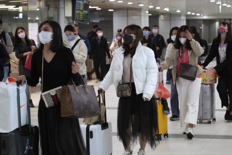 臺灣地區(qū)流行疫情指揮中心記者會將改1周1次，3月討論調(diào)整傳染病分類。圖為民眾仍戴口罩出門。（圖源：臺灣“中時新聞網(wǎng)”）