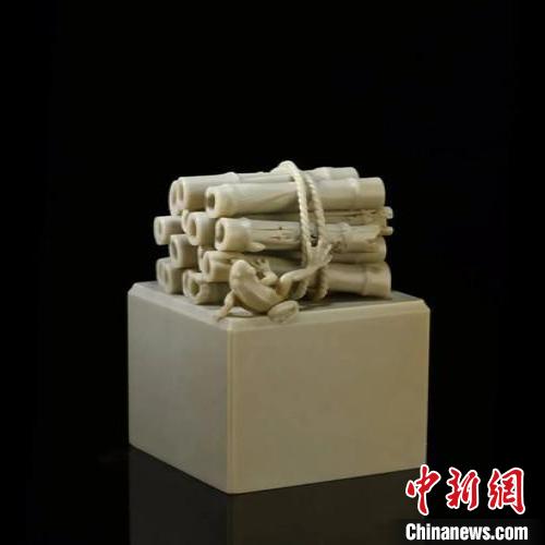 邱雁芳作品《煙火》?！⊥羲姑?攝
