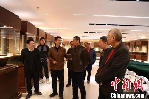 嘉賓一行參觀壽山石雕展?！⊥羲姑?攝