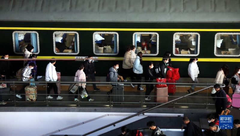 2月15日，旅客抵達江蘇蘇州站并有序出站。當日，2023年春運迎來最后一天。數(shù)據(jù)顯示，今年春運全國鐵路、公路、水路、民航累計發(fā)送旅客超過15億人次。新華社發(fā)(杭興微攝)