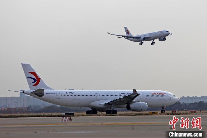 資料圖：飛機在浦東機場排隊起飛?！∫罅⑶?攝
