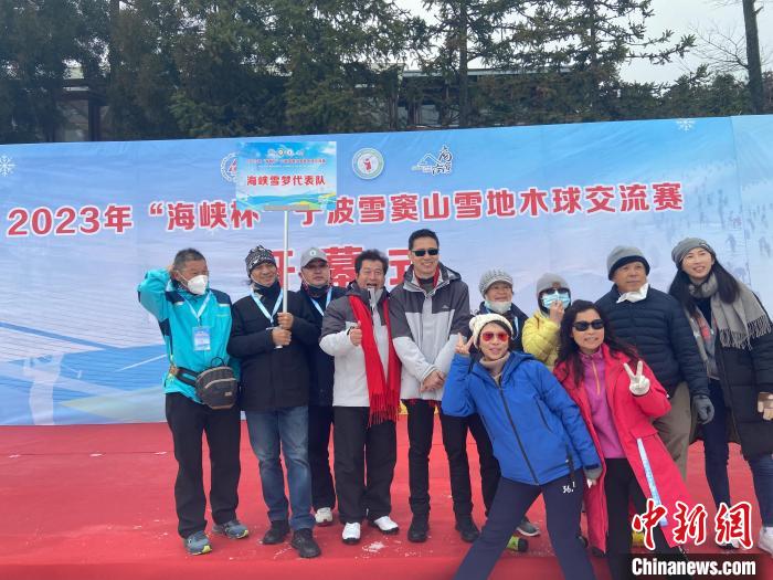 翁啟祥帶領(lǐng)臺胞參加交流賽合影現(xiàn)場?！×植?攝