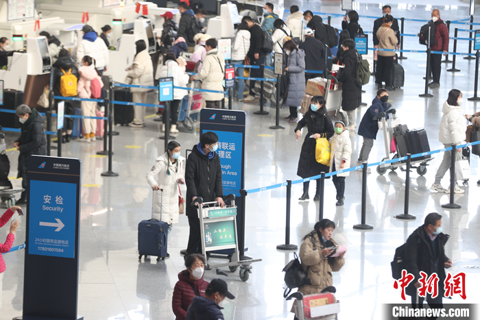 資料圖為1月17日，旅客在北京大興國際機場出行。 中新社記者 蔣啟明 攝