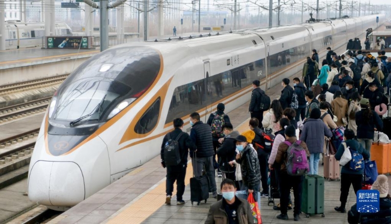 2月15日，旅客在河南洛陽龍門站乘車出行。當日，2023年春運迎來最后一天。數(shù)據(jù)顯示，今年春運全國鐵路、公路、水路、民航累計發(fā)送旅客超過15億人次。新華社發(fā)(張怡熙攝)