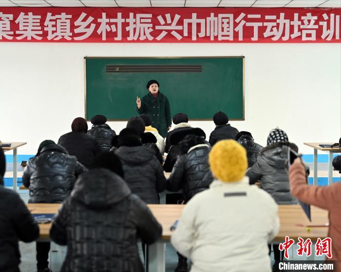 甘肅廣河?jì)D女迎臺胞臺企“愛心班”：初學(xué)識字，出門不怕了