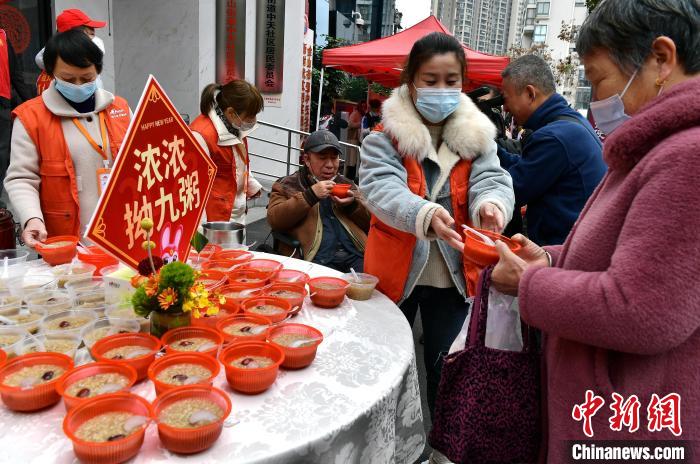 圖為活動(dòng)上志愿者為社區(qū)老人派粥?！埍?攝
