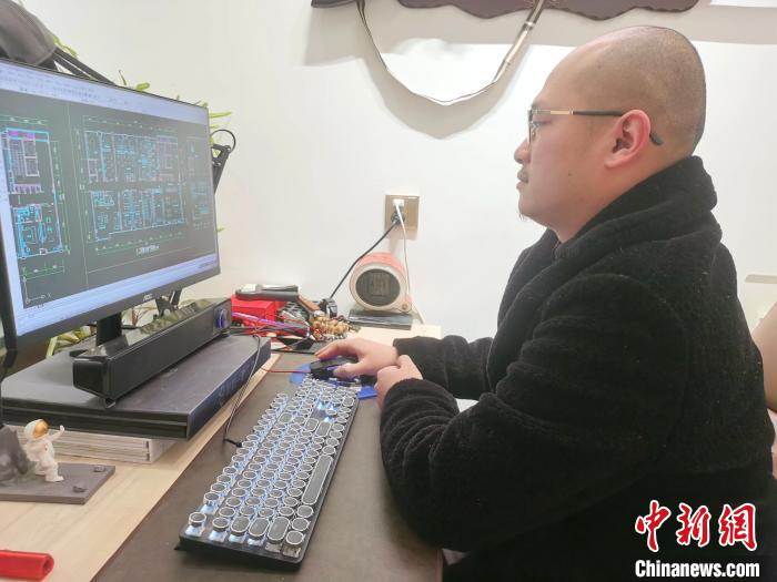 在湖南創(chuàng)業(yè)的臺(tái)灣設(shè)計(jì)師李任庭。　向一鵬 攝