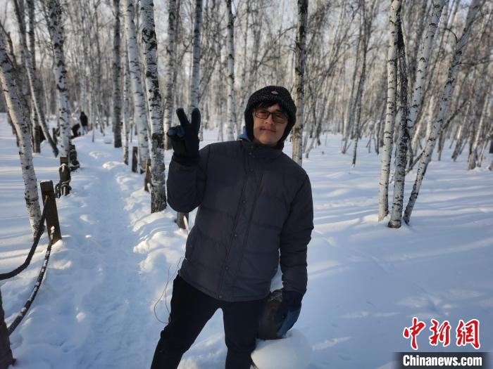 圖為行走在白樺林中的臺灣學(xué)子?！±類燮?攝