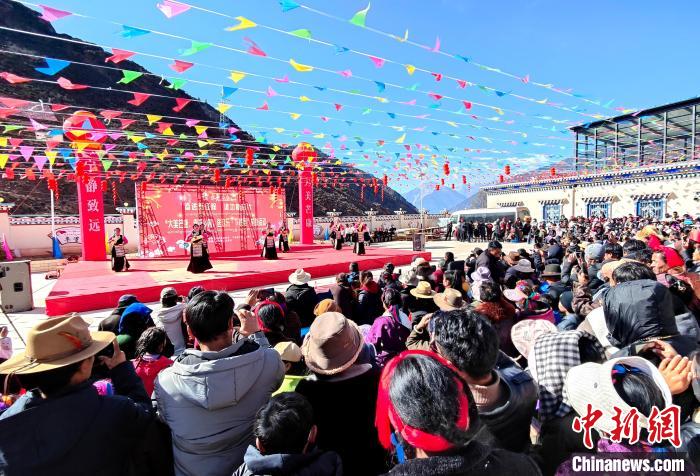 文藝活動(dòng)全景?！∶⒖悼h委宣傳部供圖