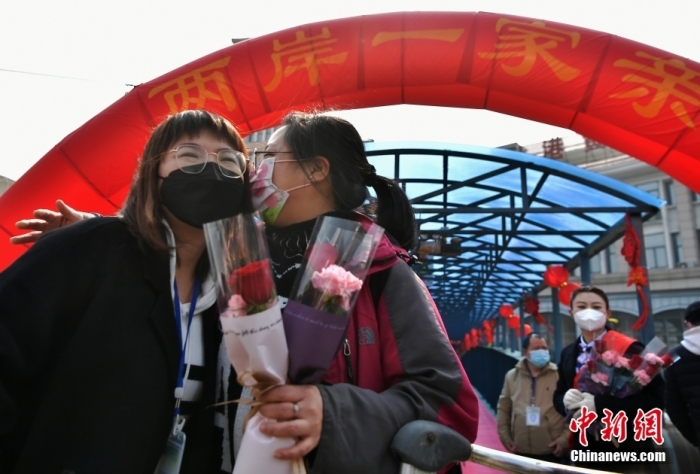 圖為兩岸鄉(xiāng)親在黃岐客運碼頭激動相擁。<a target='_blank' href='/'>中新社</a>記者 張斌 攝