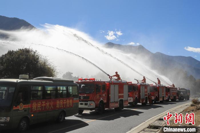 對高危區(qū)域進行灑水防火。　馮怡凡 攝