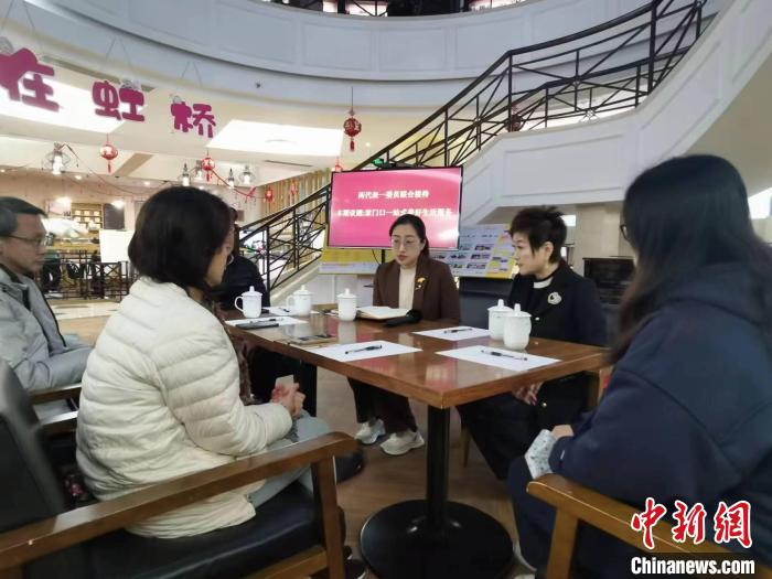（兩會聲音）上?！靶∠锟偫怼钡拿衤暸c民生：“小小聯(lián)合國”有事好商量