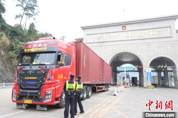 友誼關(guān)邊檢站民警檢查入境車輛?！V西邊檢總站友誼關(guān)邊檢站供圖