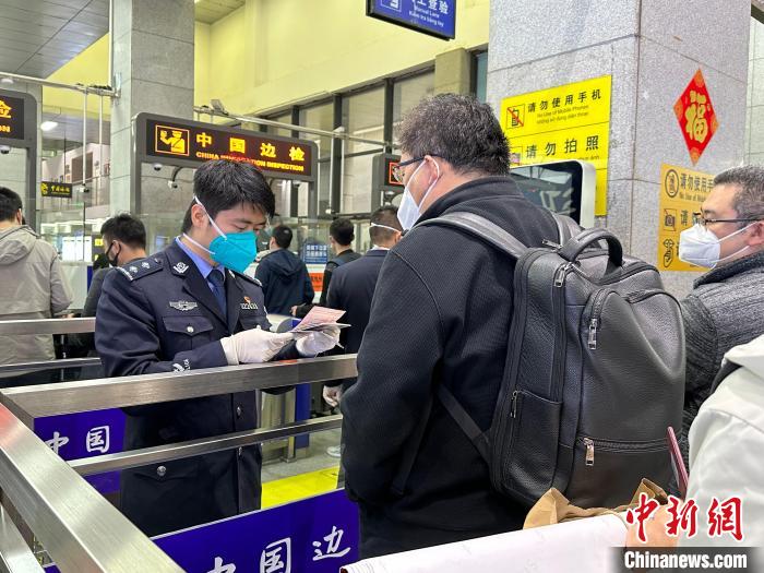 友誼關(guān)口岸旅客通關(guān)現(xiàn)場(chǎng)。　葉子 攝