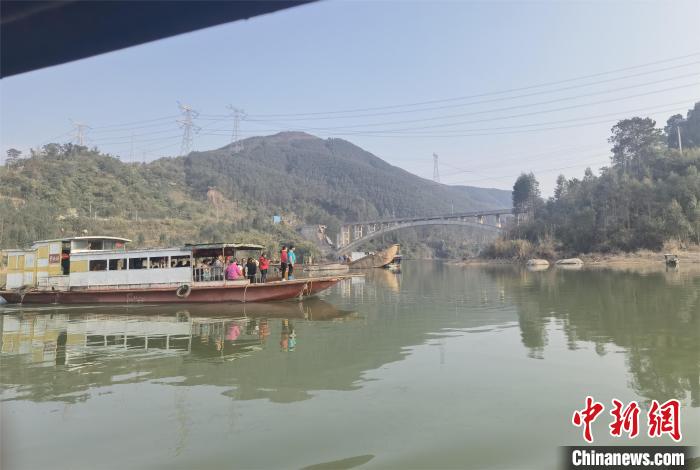賀州市八步區(qū)民眾乘船經(jīng)過步頭大橋?！≠R州市委宣傳部供圖