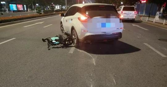 急尋好心人！男童被卷入車(chē)底，20余名路人合力救援