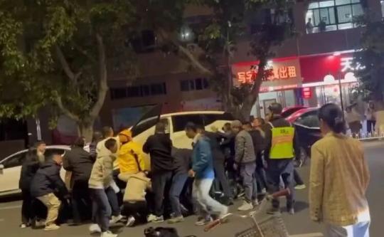 急尋好心人！男童被卷入車(chē)底，20余名路人合力救援