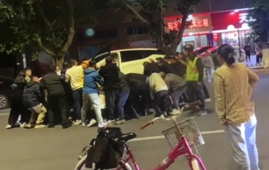 急尋好心人！男童被卷入車(chē)底，20余名路人合力救援