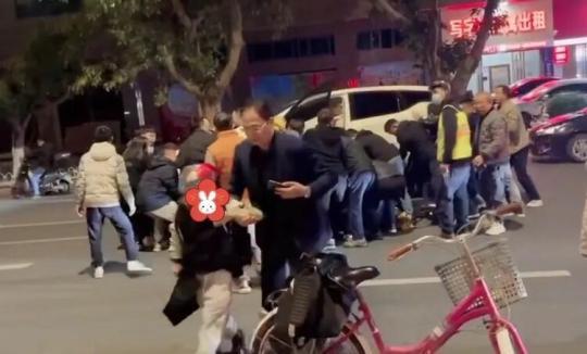急尋好心人！男童被卷入車(chē)底，20余名路人合力救援
