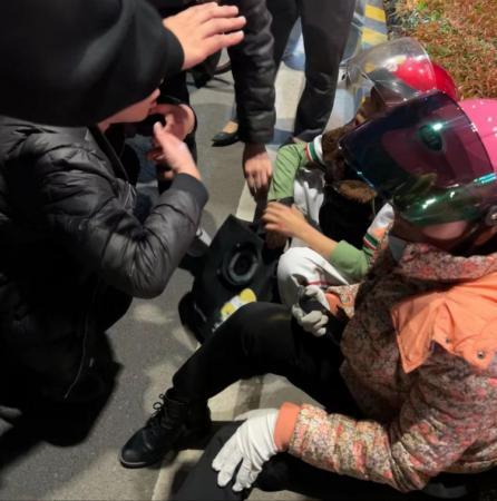 急尋好心人！男童被卷入車(chē)底，20余名路人合力救援