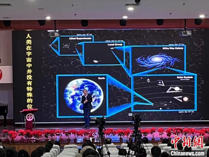 中國科學(xué)院國家天文臺研究員、中國科學(xué)院院士武向平在天津市一中為學(xué)生們現(xiàn)場授課。　龐喻文 攝