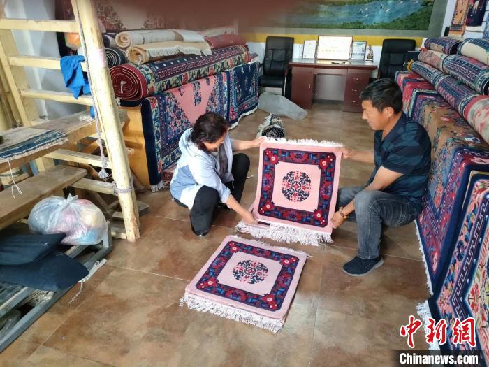 圖為田民興展示手工藝術(shù)品。　受訪(fǎng)者供圖