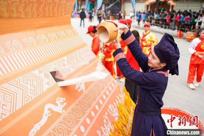 圖為民眾添糧祈福。　陳冠言 攝