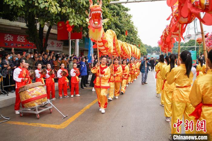 圖為民眾舞動長龍?！￡惞谘?攝