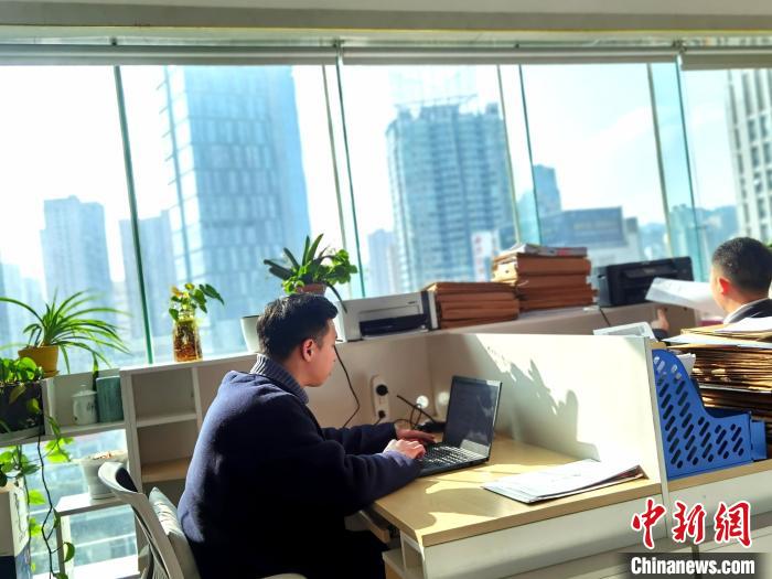 圖為工作中的吳攸?！≈苎嗔?攝