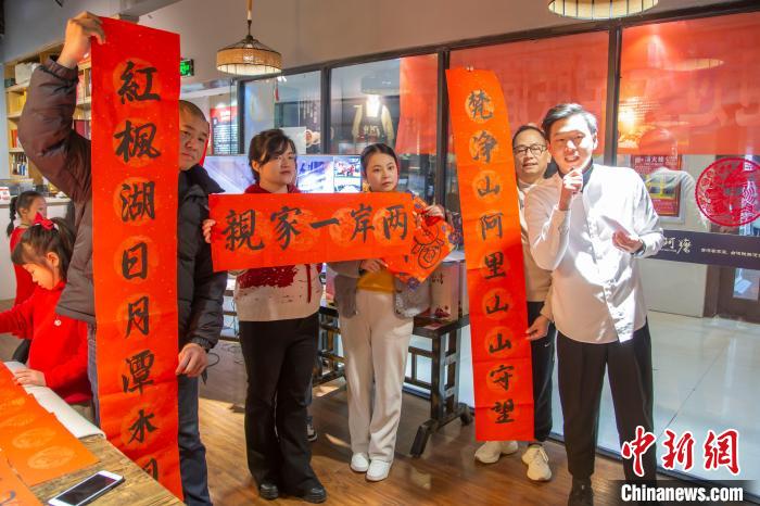 圖為吳攸(右)在貴陽期間參加“臺胞過大年”聯(lián)誼活動?！≈苎嗔?攝