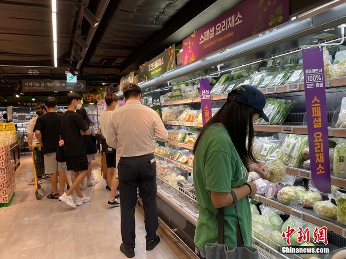 當?shù)貢r間8月2日，韓國統(tǒng)計廳發(fā)布的消費者物價動向資料顯示，7月韓國居民消費價格指數(shù)（CPI）為108.74，同比增長6.3%，漲幅創(chuàng)下23年零8個月來的新高。圖為市民在首爾一家超市內(nèi)選購商品。 <a target='_blank' href='/'>中新社</a>發(fā) 萬佳欣 攝